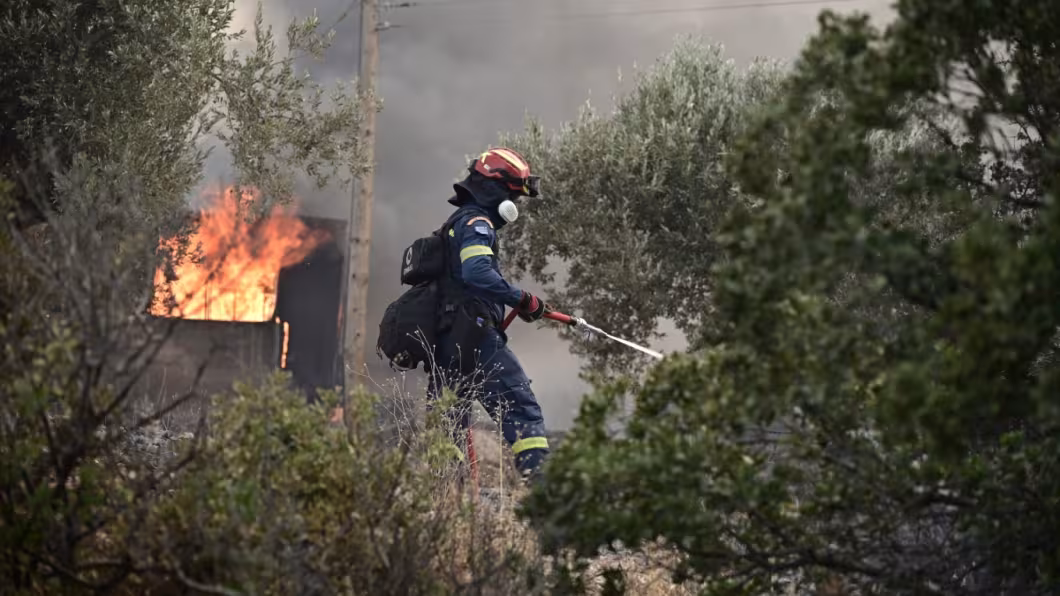 Βελτιώθηκε η εικόνα της φωτιάς στον Κουβαρά Αττικής - Πνέουν ισχυροί άνεμοι, ζημιές σε δύο επιχειρήσεις (Φώτος+Βίντεο)